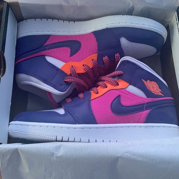 Air Jordan 1 Mid shoes - Picture 2 of 6